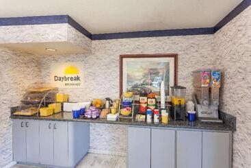هتل Days Inn By Wyndham Anaheim West