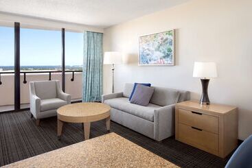 هتل Embassy Suites By Hilton Tampa Airport Westshore