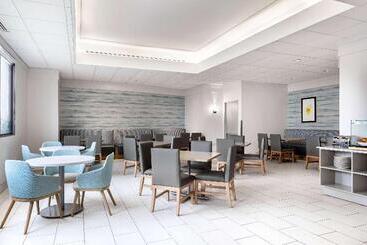 هتل Embassy Suites By Hilton Tampa Airport Westshore