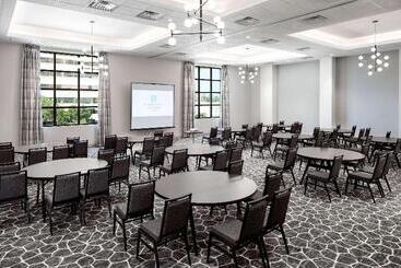 هتل Embassy Suites By Hilton Tampa Airport Westshore