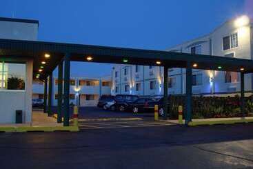 هتل O Hare Inn & Suites