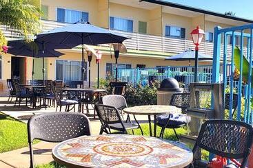هتل Quality Inn & Suites Anaheim At The Park
