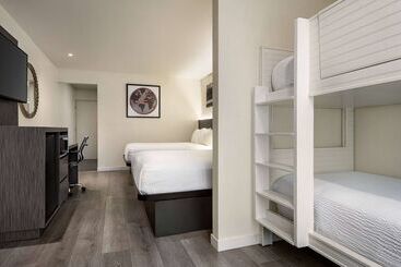 هتل Ramada By Wyndham Anaheim Convention Center