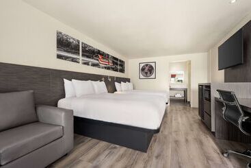 هتل Ramada By Wyndham Anaheim Convention Center