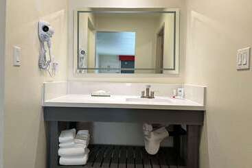 هتل Ramada By Wyndham Anaheim Convention Center