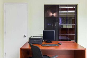 هتل Ramada By Wyndham Anaheim Convention Center
