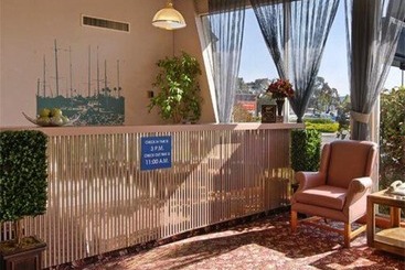 هتل Rodeway Inn Alamedaoakland