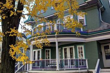Отель The Coolidge Corner Guest House: A Brookline Bed And Breakfast