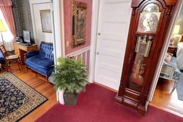 Отель The Coolidge Corner Guest House: A Brookline Bed And Breakfast