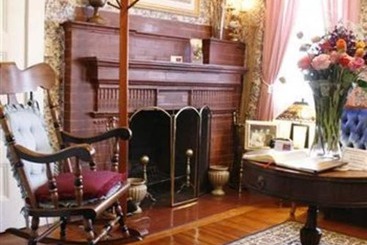 Отель The Coolidge Corner Guest House: A Brookline Bed And Breakfast