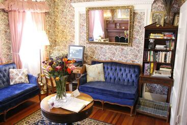 Отель The Coolidge Corner Guest House: A Brookline Bed And Breakfast