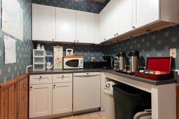 Отель The Coolidge Corner Guest House: A Brookline Bed And Breakfast