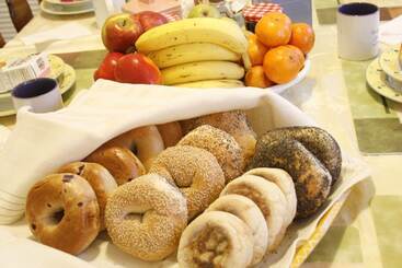 Отель The Coolidge Corner Guest House: A Brookline Bed And Breakfast