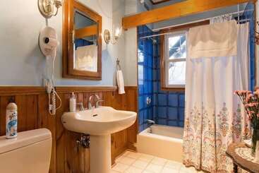 Отель The Coolidge Corner Guest House: A Brookline Bed And Breakfast