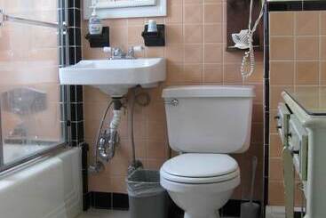 Отель The Coolidge Corner Guest House: A Brookline Bed And Breakfast