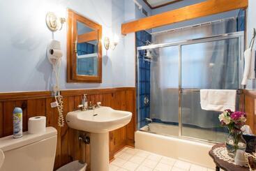Отель The Coolidge Corner Guest House: A Brookline Bed And Breakfast