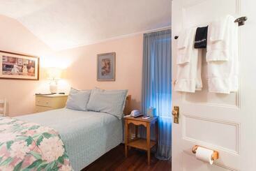 Отель The Coolidge Corner Guest House: A Brookline Bed And Breakfast