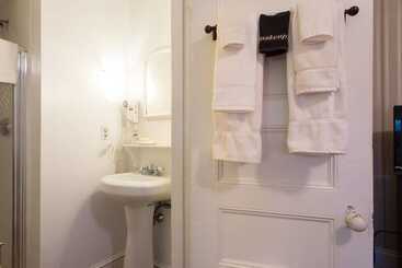 Отель The Coolidge Corner Guest House: A Brookline Bed And Breakfast