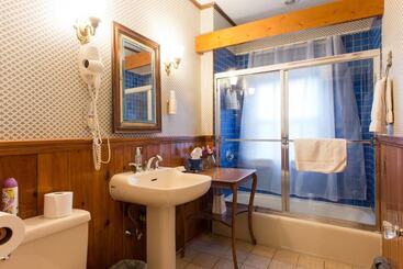 Отель The Coolidge Corner Guest House: A Brookline Bed And Breakfast
