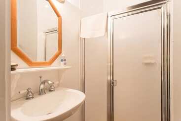 Отель The Coolidge Corner Guest House: A Brookline Bed And Breakfast