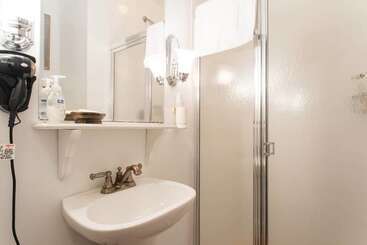 Отель The Coolidge Corner Guest House: A Brookline Bed And Breakfast