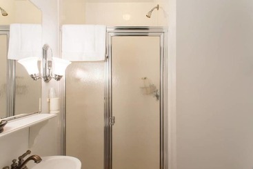 Отель The Coolidge Corner Guest House: A Brookline Bed And Breakfast