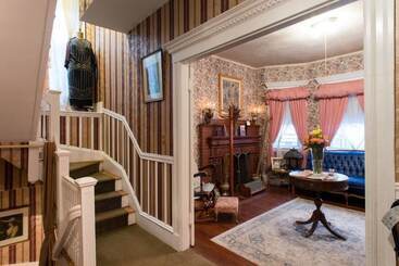Отель The Coolidge Corner Guest House: A Brookline Bed And Breakfast