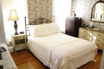 Отель The Coolidge Corner Guest House: A Brookline Bed And Breakfast