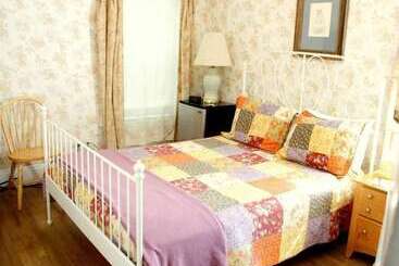 Отель The Coolidge Corner Guest House: A Brookline Bed And Breakfast