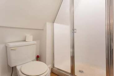 Отель The Coolidge Corner Guest House: A Brookline Bed And Breakfast