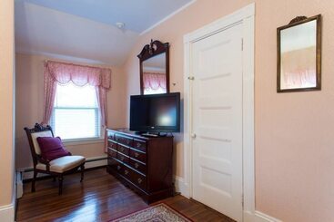 Отель The Coolidge Corner Guest House: A Brookline Bed And Breakfast