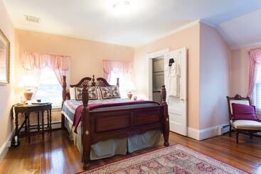 Отель The Coolidge Corner Guest House: A Brookline Bed And Breakfast