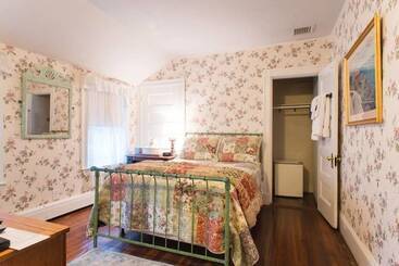 Отель The Coolidge Corner Guest House: A Brookline Bed And Breakfast