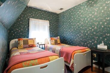 Отель The Coolidge Corner Guest House: A Brookline Bed And Breakfast