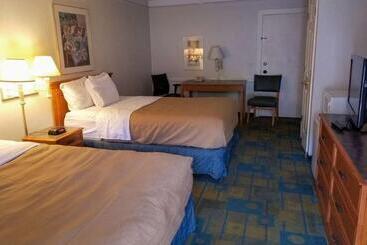مُتل Clarion Inn