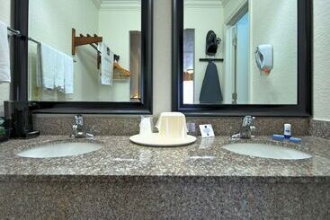 هتل Americas Best Value Inn Kingsville