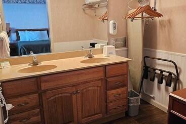 هتل Americas Best Value Inn Mackinaw City