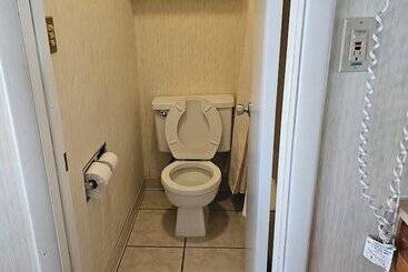 هتل Americas Best Value Inn Mackinaw City
