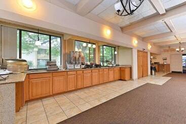 هتل Americinn By Wyndham La Crosse Riverfrontconference Center