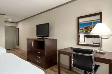 هتل Baymont By Wyndham Monterey Park