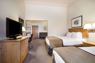 هتل Best Western Golden Spike Inn & Suites