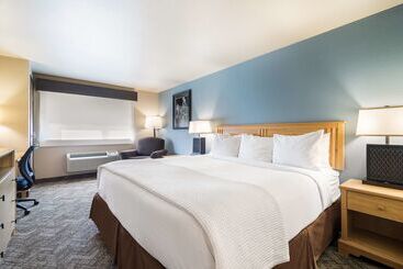 هتل Best Western Golden Spike Inn & Suites