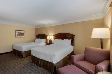 בית מלון כפרי Best Western Inn Of The Ozarks