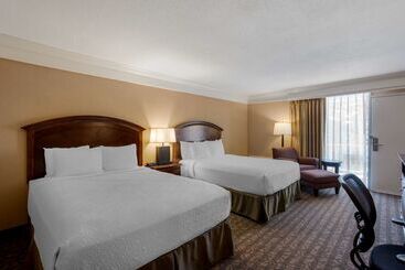 בית מלון כפרי Best Western Inn Of The Ozarks