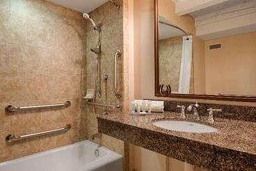 هتل Best Western Outlaw Inn