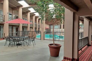 هتل Best Western Outlaw Inn