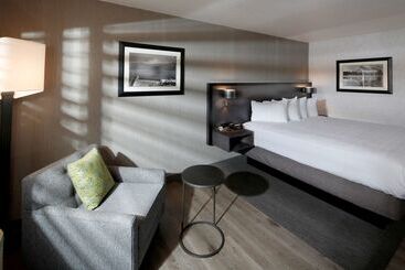 هتل Best Western Plus Hilltop Inn