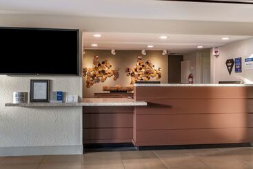 هتل Best Western Plus Hilltop Inn