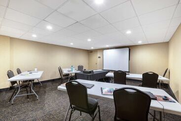 בית מלון כפרי Best Western Plus Midwest Inn