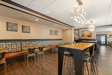 בית מלון כפרי Best Western Plus Midwest Inn